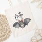 Preview: Baumwolltasche für Halloween mit süße Fledermaus und Wunschname. In 2 verschiedenen Größen erhältlich. Farbe: natur, Beispiel Junge