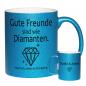 Preview: Glitzertasse "Gute Freunde sind wie Diamanten" mit Personalisierung auf der Rückseite. Füllmenge: ca. 330ml, blau
