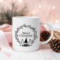 Preview: Weiße Tasse mit weihnachtlichem Design und Merry Christmas und Wichtel, 330 ml Füllvolumen, Beispiel