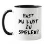 Preview: Zweifarbige Tasse zu Halloween, Horrorpuppe und Spruch: Hast du Lust zu spielen? Beidseitig bedruckt, schwarz-weiß glänzend, Füllmenge: ca. 330 ml, Spülmaschinen- und Mikrowellengeeigent, Rückseite