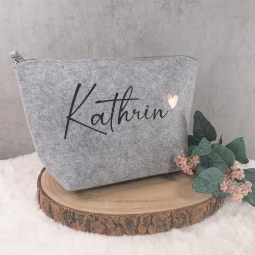Personalisierte Kosmetiktasche aus Filz, Kulturtasche mit Wunschname und einem Rosé goldenes Herz, hellgrau meliert, Größe M