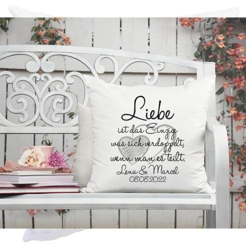Weißes kuschiges Kissen mit Spruch "Liebe ist das Einzige was sich verdoppelt" mit Personalisierung, Kissengröße 40cm x 40cm, mit Kissenfüllung, Dekorationsvorschlag