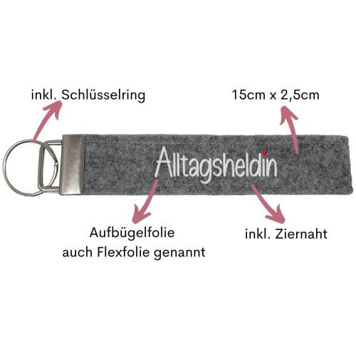 Schlüsselanhänger aus Filz veredelt mit dem Wort "Alltagsheldin", Farbe: hellgrau, inkl. Anhänger und Schlüsselring, Personalisierung möglich, Besonderheiten auf einen Blick