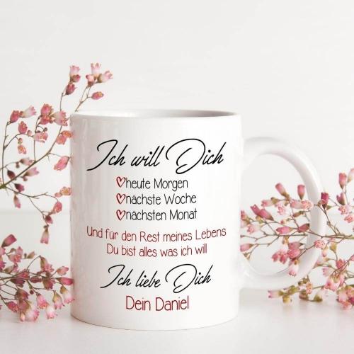 Weiße Tasse mit Spruch "Ich will Dich", inkl. Personalisierung, Füllmenge: ca. 330 ml, spülmaschinenfest und Mikrowellengeeignet, Dekorationsbeispiel
