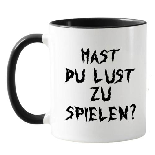 Zweifarbige Tasse zu Halloween, Horrorpuppe und Spruch: Hast du Lust zu spielen? Beidseitig bedruckt, schwarz-weiß glänzend, Füllmenge: ca. 330 ml, Spülmaschinen- und Mikrowellengeeigent, Rückseite