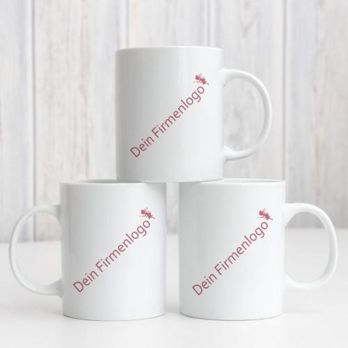 Hochwertige weiss-glänzende Keramiktasse mit Firmenlogo, Füllmenge ca. 330ml, beidseitiger Druck. Beispiel mit Firmenlogo im 3er Set