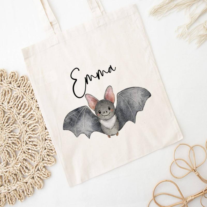 Baumwolltasche für Halloween mit süße Fledermaus und Wunschname. In 2 verschiedenen Größen erhältlich. Farbe: natur, Beispiel Mädchen