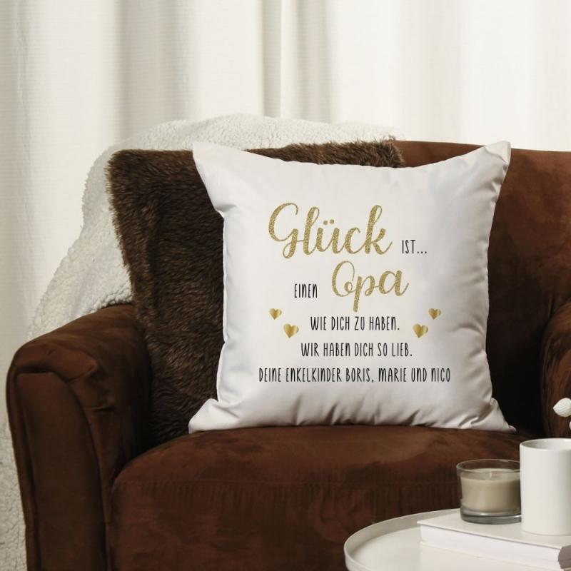 Schichtes weisses Kissen mit Spruch "Glück ist einen Opa wie dich zu haben. Wir haben dich lieb. Mit Personalisierung, Glück und Opa in goldener Schrift und goldenden Herzen. Zusätzlicher Text in schwarz, Beispielbild