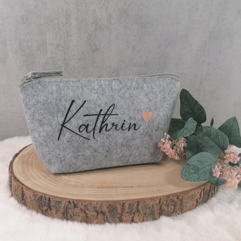 Personalisierte Kosmetiktasche aus Filz, Kulturtasche mit Wunschname und einem Rosé goldenes Herz, hellgrau meliert, Größe S
