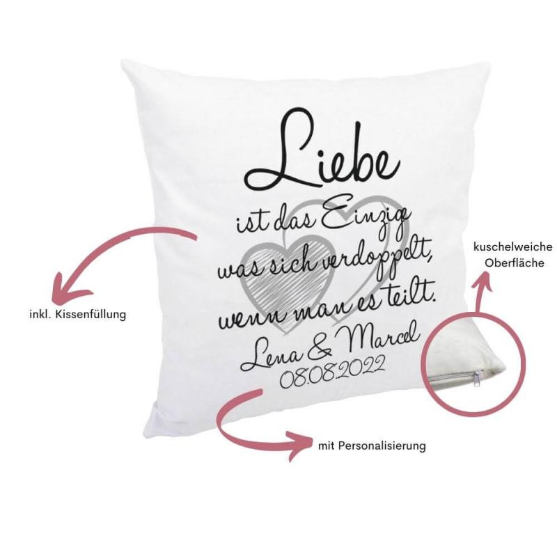 Weißes kuschiges Kissen mit Spruch "Liebe ist das Einzige was sich verdoppelt" mit Personalisierung, Kissengröße 40cm x 40cm, mit Kissenfüllung, Besonderheiten auf einen Blick