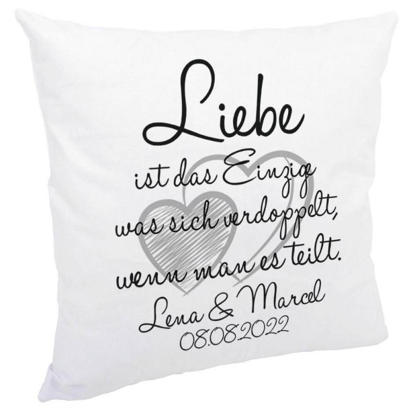 Weißes kuschiges Kissen mit Spruch "Liebe ist das Einzige was sich verdoppelt" mit Personalisierung, Kissengröße 40cm x 40cm, mit Kissenfüllung