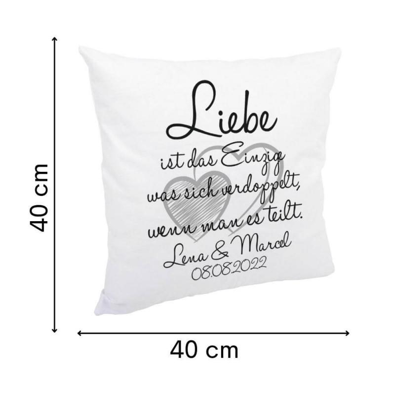 Weißes kuschiges Kissen mit Spruch "Liebe ist das Einzige was sich verdoppelt" mit Personalisierung, Kissengröße 40cm x 40cm, mit Kissenfüllung, Größenangabe