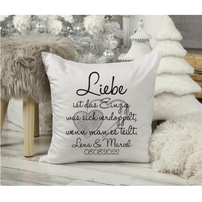 Weißes kuschiges Kissen mit Spruch "Liebe ist das Einzige was sich verdoppelt" mit Personalisierung, Kissengröße 40cm x 40cm, mit Kissenfüllung, Dekoration Weihnachten