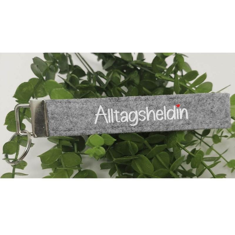 Schlüsselanhänger aus Filz veredelt mit dem Wort "Alltagsheldin", Farbe: hellgrau, inkl. Anhänger und Schlüsselring, Personalisierung möglich, Beispiel