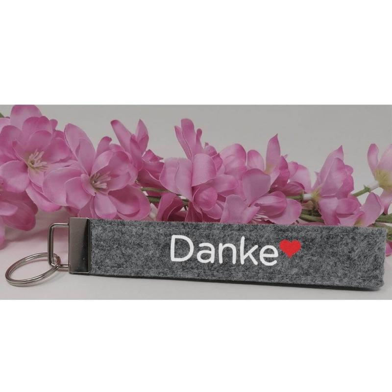 Schlüsselanhänger aus Filz veredelt mit dem Wort "Danke", Farbe: hellgrau, inkl. Anhänger und Schlüsselring, Personalisierung möglich, Dekorationsvorschlag