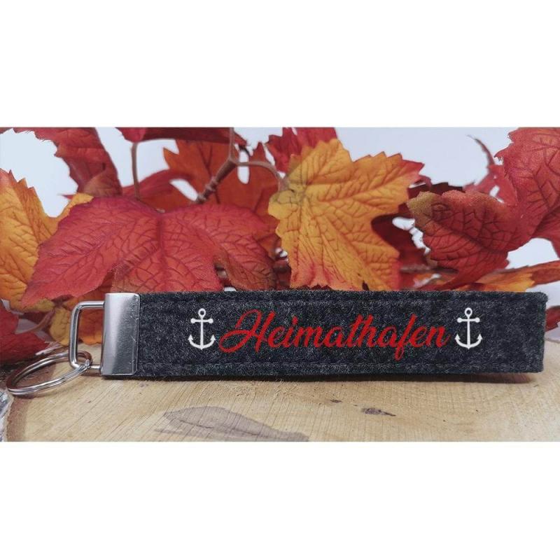 Schlüsselanhänger aus Filz veredelt mit dem Wort "Heimathafen", Farbe: dunkelgrau, inkl. Anhänger und Schlüsselring, Personalisierung möglich, Beispiel