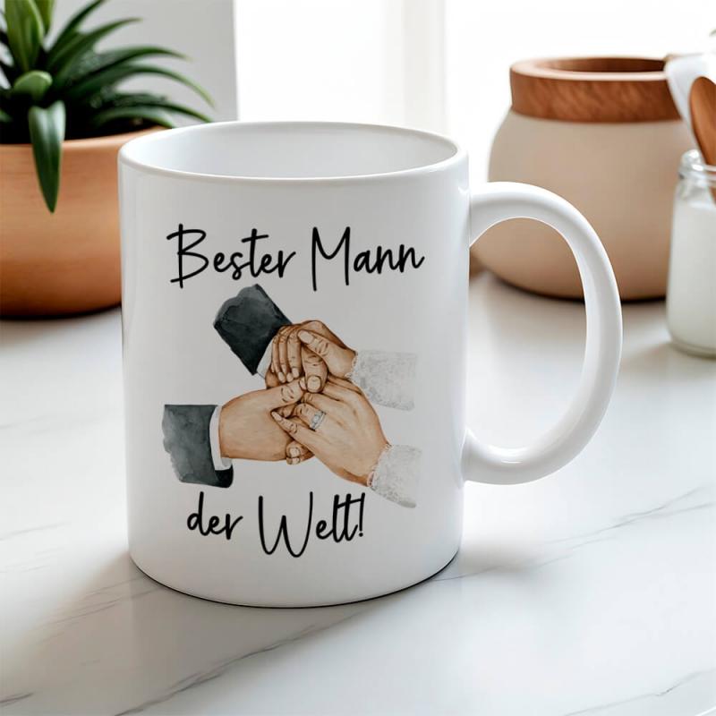 Weiße Tasse mit Schriftzug Bester Mann der Welt, beidseitig bedruckt, mit 2 Händen im Braut- und Bräutigam-Style, ca. 330 ml Volumen, Spülmaschinen- und Mikrowellengeeignet, Beispiel