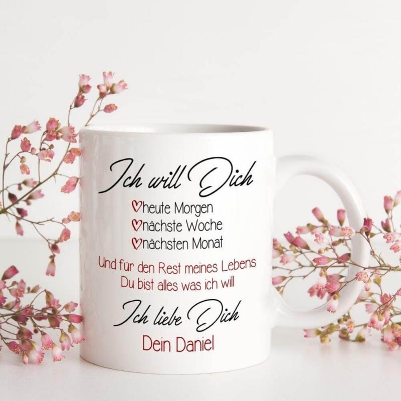 Weiße Tasse mit Spruch "Ich will Dich", inkl. Personalisierung, Füllmenge: ca. 330 ml, spülmaschinenfest und Mikrowellengeeignet, Dekorationsbeispiel