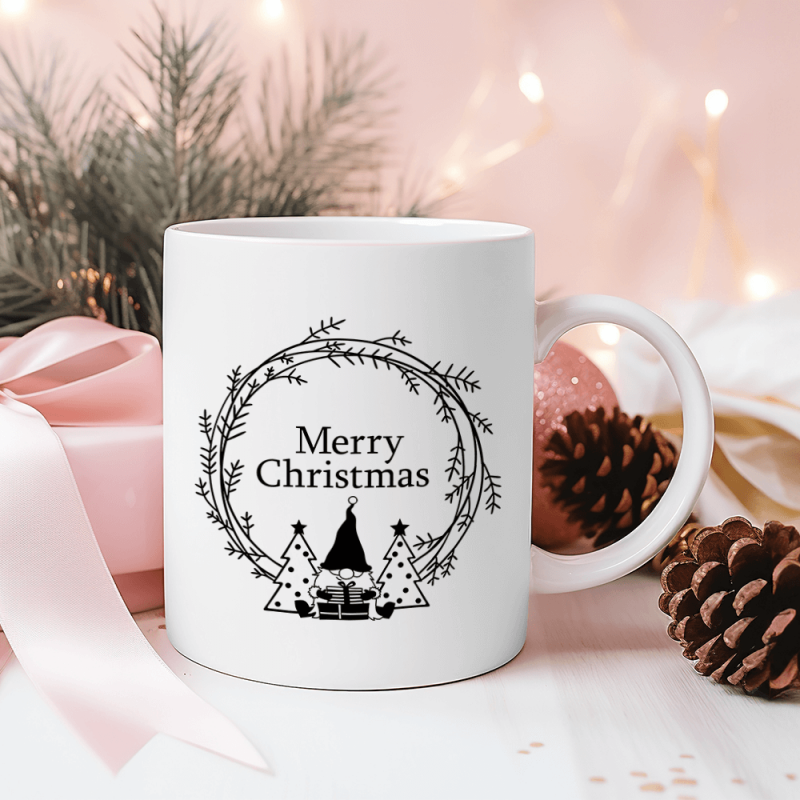 Weiße Tasse mit weihnachtlichem Design und Merry Christmas und Wichtel, 330 ml Füllvolumen, Beispiel