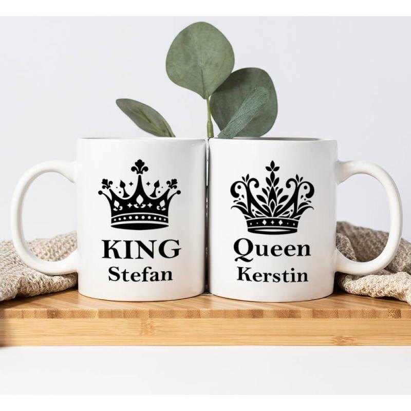 2 weiße Tasse mit Aufdruck King und Queen, inkl. Personalisierung, Füllmenge: je ca. 330 ml, spülmaschinengeeignet, Beispiel