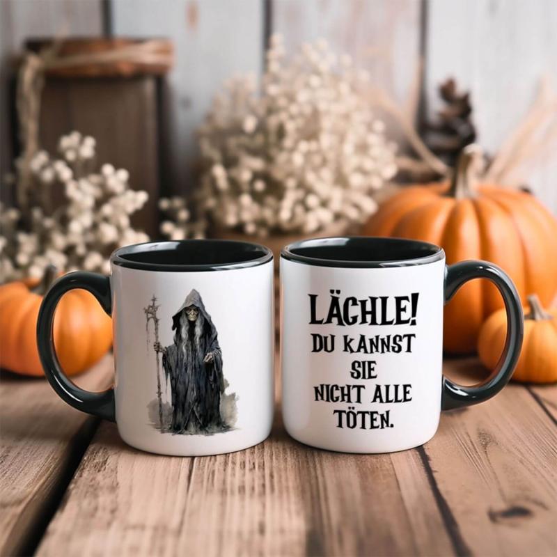 Zweifarbige Tasse zu Halloween, Sensenmann und Spruch: Lächle! Du kannst sie nicht alle töten, beidseitig bedruckt, schwarz-weiß glänzend, Füllmenge: ca. 330 ml, Spülmaschinen- und Mikrowellengeeigent, Beispiel