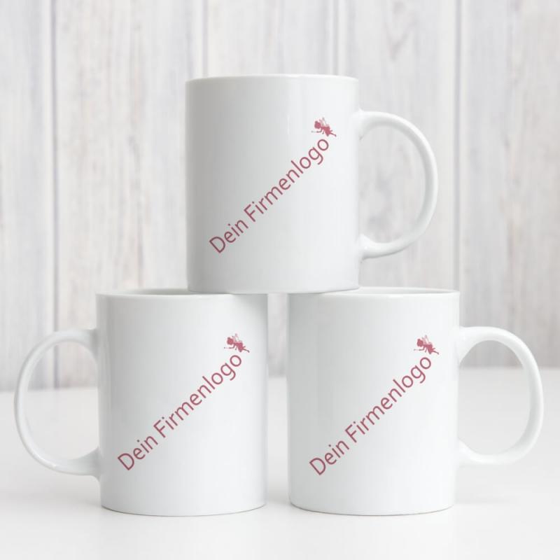 Hochwertige weiss-glänzende Keramiktasse mit Firmenlogo, Füllmenge ca. 330ml, beidseitiger Druck. Beispiel mit Firmenlogo im 3er Set
