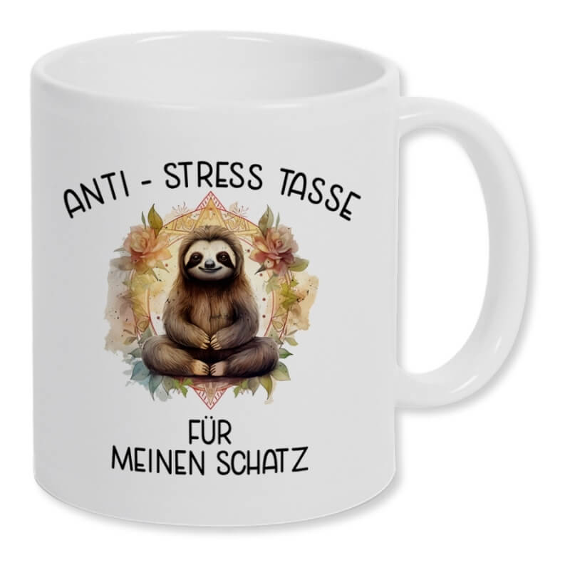 Weiße Keramiktasse mit dem Aufdruck "Anti-Stress-Tasse für meinen Schatz" und einem entspannten Faultier im floralen Design.