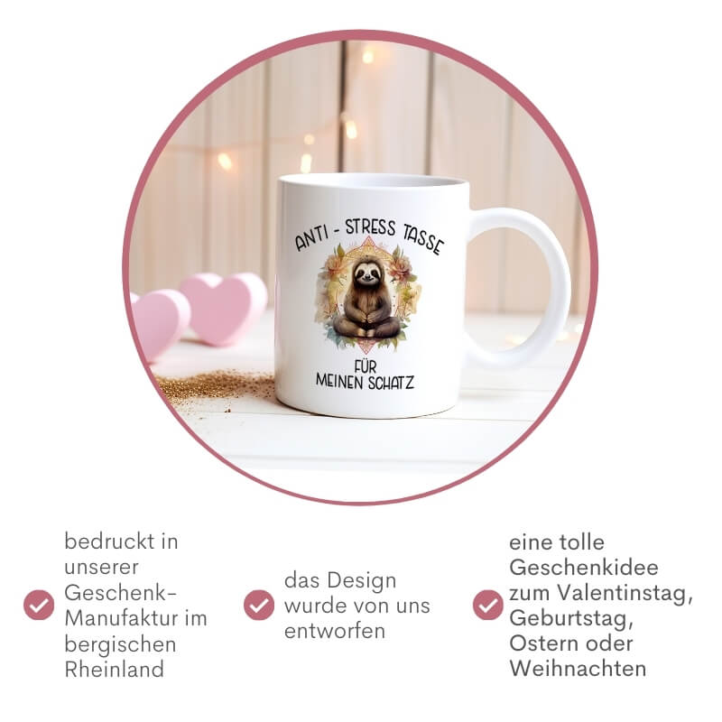 Weiße Keramiktasse mit dem Spruch "Anti-Stress-Tasse für meinen Schatz" – dekoriert mit Eukalyptuszweigen im Hintergrund.