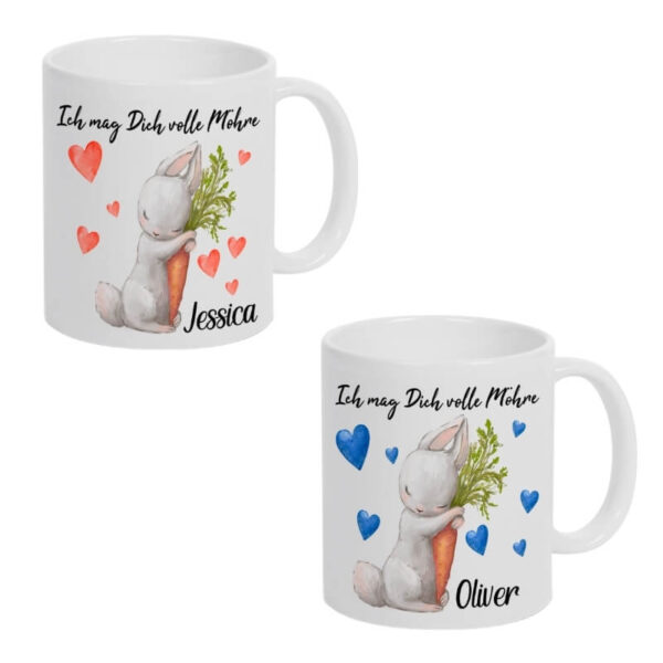 Zwei personalisierte Tassen mit der Aufschrift „Ich mag Dich volle Möhre“ – wahlweise mit roten oder blauen Herzen, beide mit Hasen und Karotte.