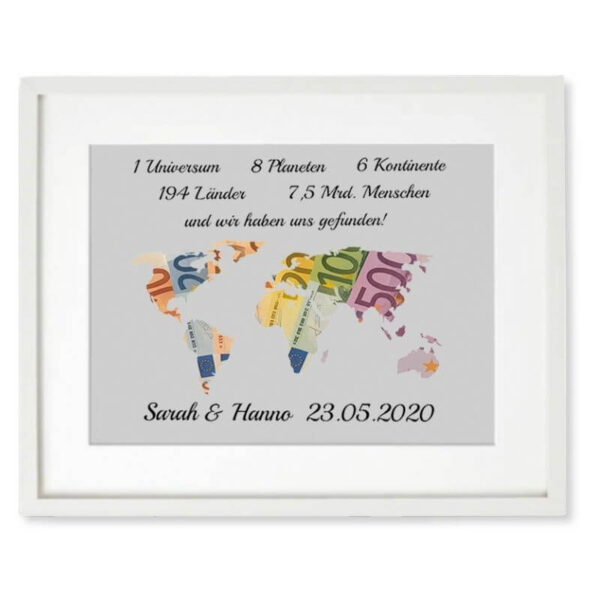 Personalisierter Bilderrahmen mit Weltkarte aus Pappe und Euro-Motiven – Spruch „1 Universum, 8 Planeten, 6 Kontinente, 194 Länder, 7,5 Mrd. Menschen und wir haben uns gefunden“ – Geschenk zur Hochzeit mit Namen und Datum.