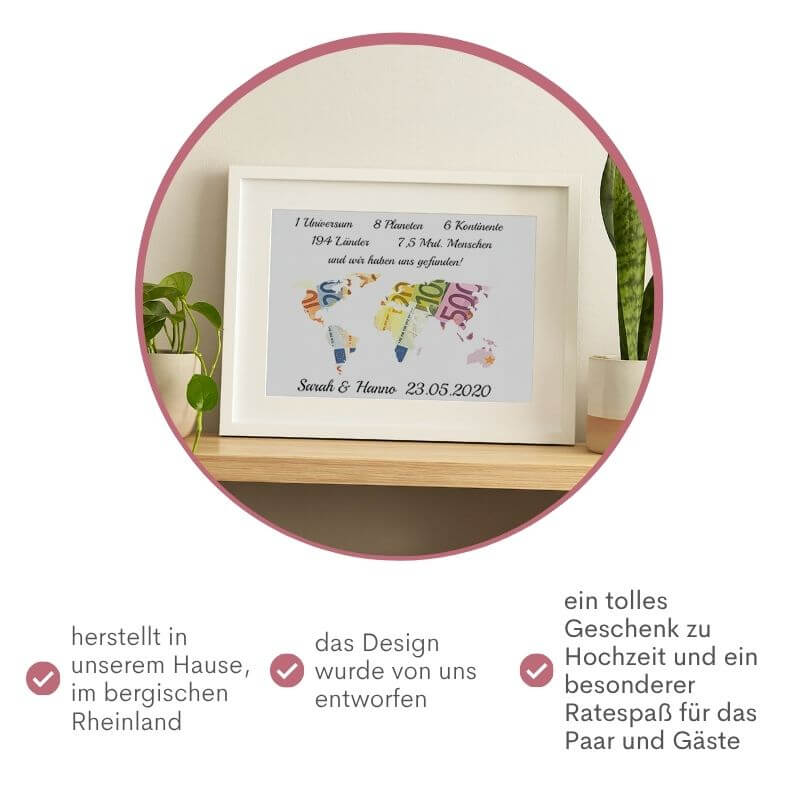Personalisierter Hochzeitsrahmen mit Weltkarte aus Pappe und Euro-Scheinen im Inneren – gezeigt auf Holzregal mit Pflanzen – Geschenkidee zur Hochzeit, hergestellt im bergischen Rheinland.