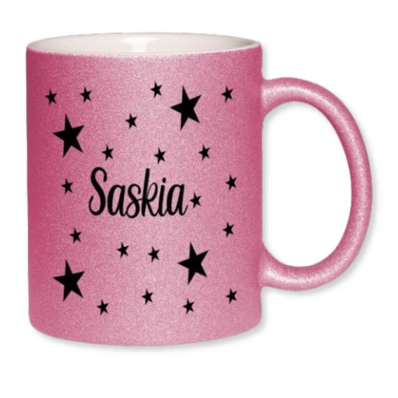 Pinke Glitzertasse mit schwarzen Sternen und personalisiertem Namen in der Mitte.