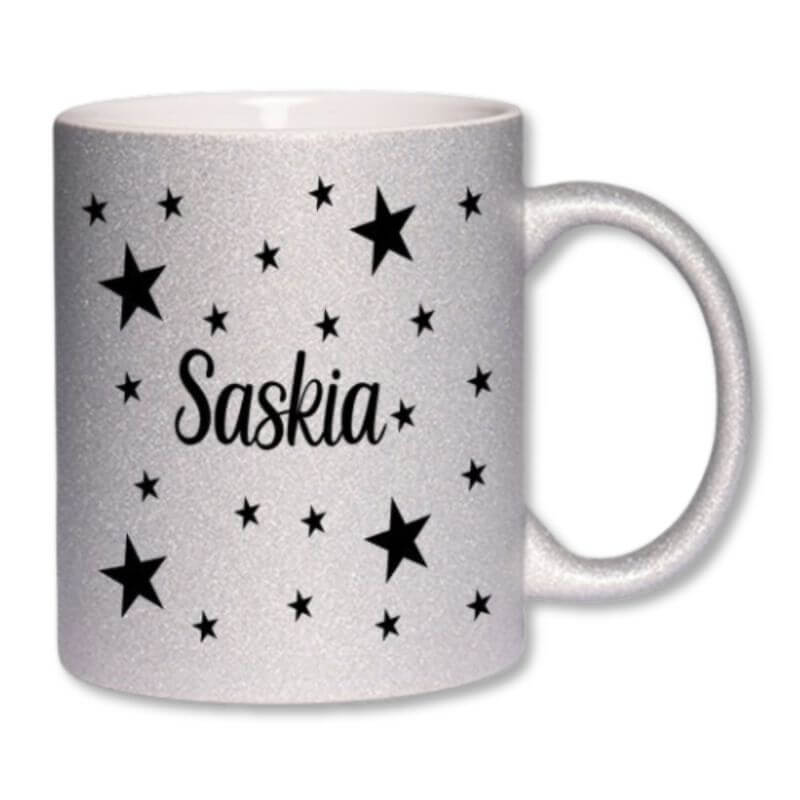 Silberne Glitzertasse mit schwarzen Sternen und Wunschname in der Mitte.