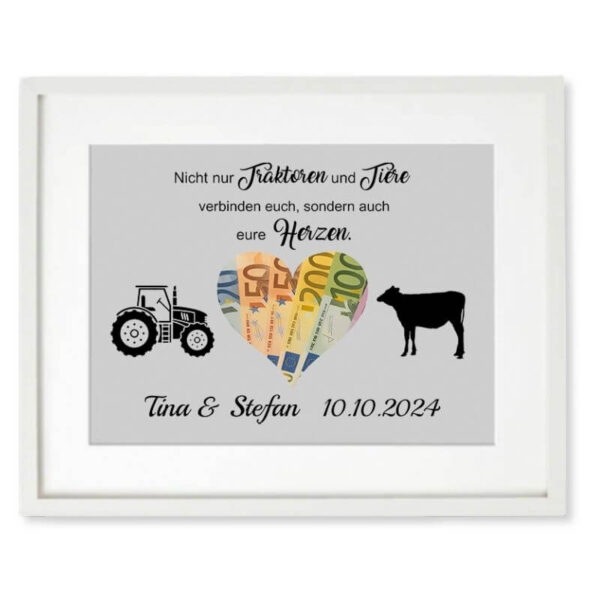 Personalisierter Bilderrahmen zur Hochzeit mit Spruch „Nicht nur Traktoren und Tiere verbinden euch, sondern auch eure Herzen“, ausgeschnittenes Herz aus Pappe, Motiv mit Traktor und Kuh, personalisiert mit Namen und Datum