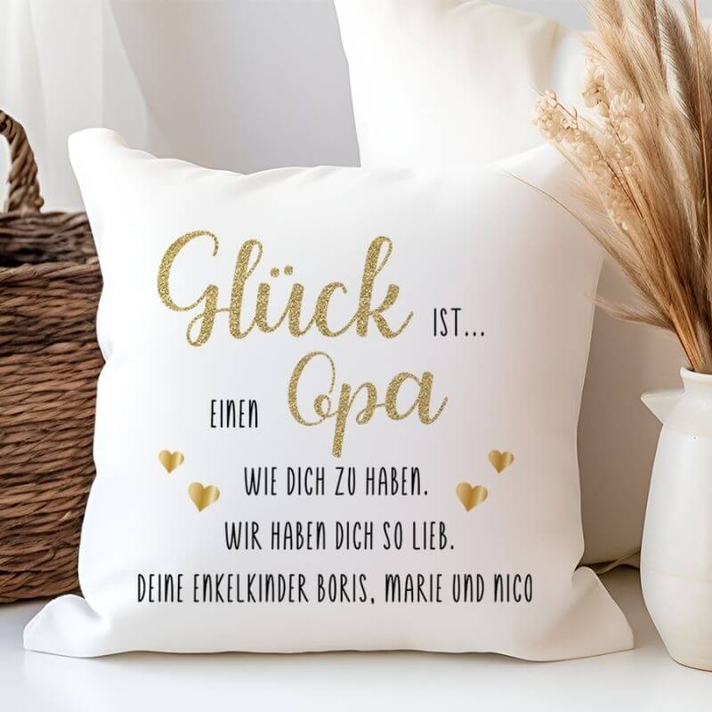 Personalisiertes Kissen „Glück ist… einen Opa wie dich zu haben“ mit goldfarbenem Schriftzug und Herzen – Geschenkidee für Opa von den Enkelkindern.
