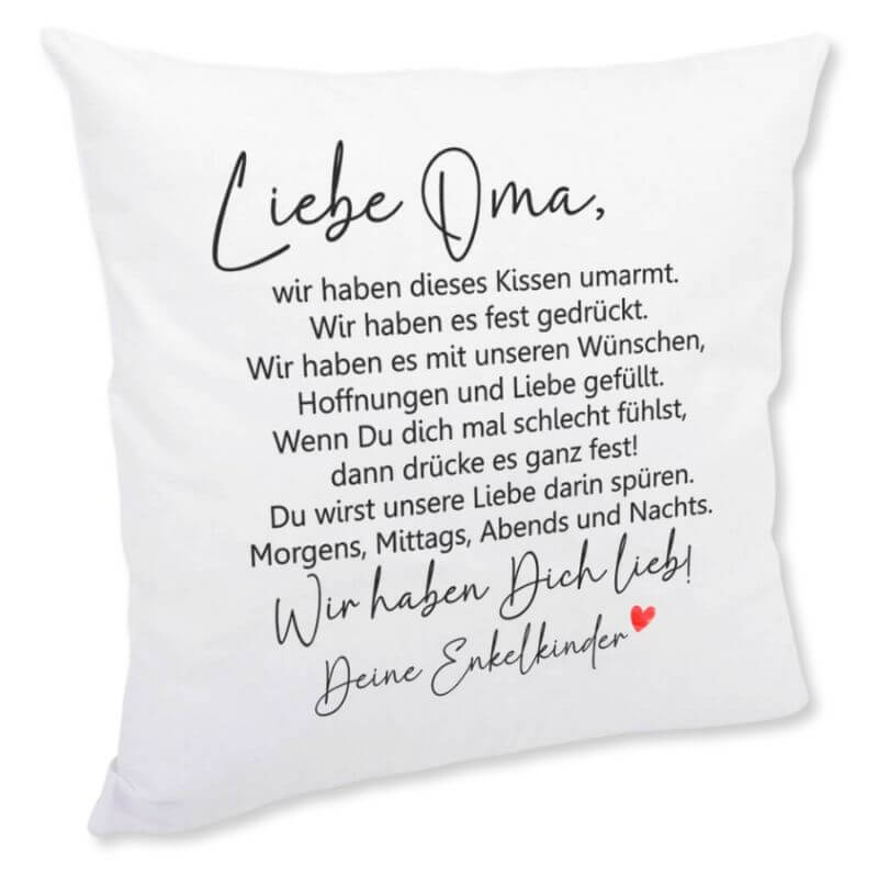 Flauschiges Kissen „Liebe Oma – Kissen umarmt“ in der Wir-Form, weißer Bezug mit Spruch und Herzsymbol.