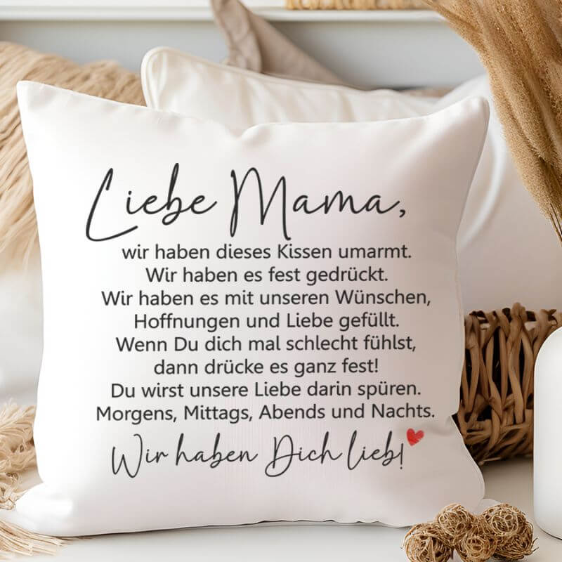 eißes Kuschelkissen mit Spruch für Mama, dekorativ arrangiert neben Trockenblumen – handgefertigtes Geschenk aus dem Bergischen Rheinland.