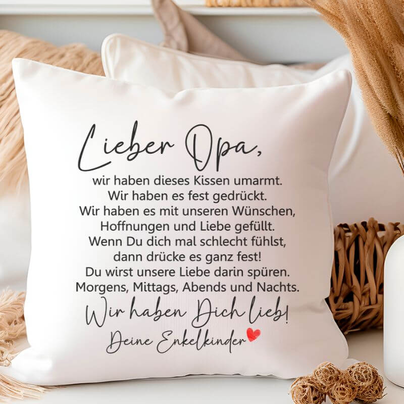 Zierkissen mit Spruch für Opa in Wir-Form, dekorativ auf einem Sofa mit Kissen und Korb arrangiert.