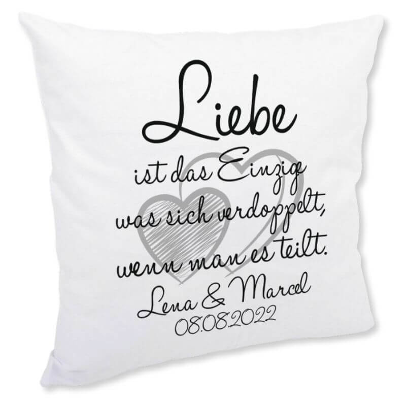 Flauschiges Kissen mit dem Spruch „Liebe ist das Einzige, was sich verdoppelt, wenn man es teilt“ und personalisierten Namen Lena & Marcel mit Datum 08.08.2022 auf weißem Hintergrund.