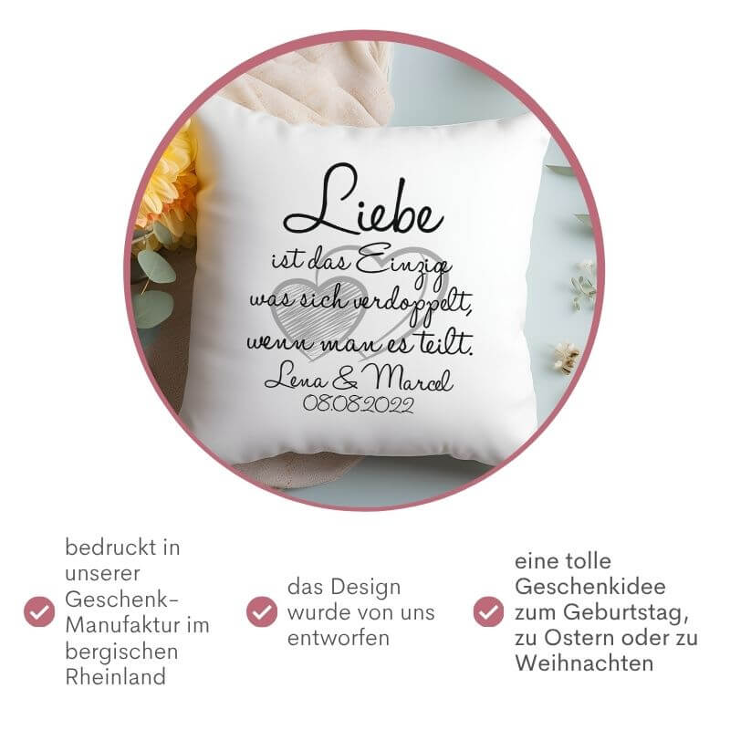 Weißes Kissen mit Spruch über die Liebe und personalisierten Namen, daneben Informationen zur Herstellung in der Geschenkemanufaktur im bergischen Rheinland – eine persönliche Geschenkidee zu Geburtstag, Ostern oder Weihnachten.
