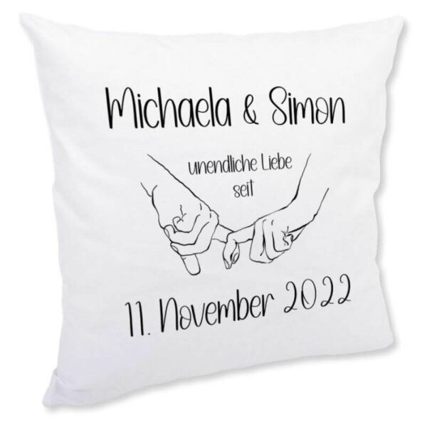 Weißes Kuschelkissen mit Aufdruck „Michaela & Simon – unendliche Liebe seit 11. November 2022“ und gezeichneten Händen, die sich an den kleinen Fingern halten