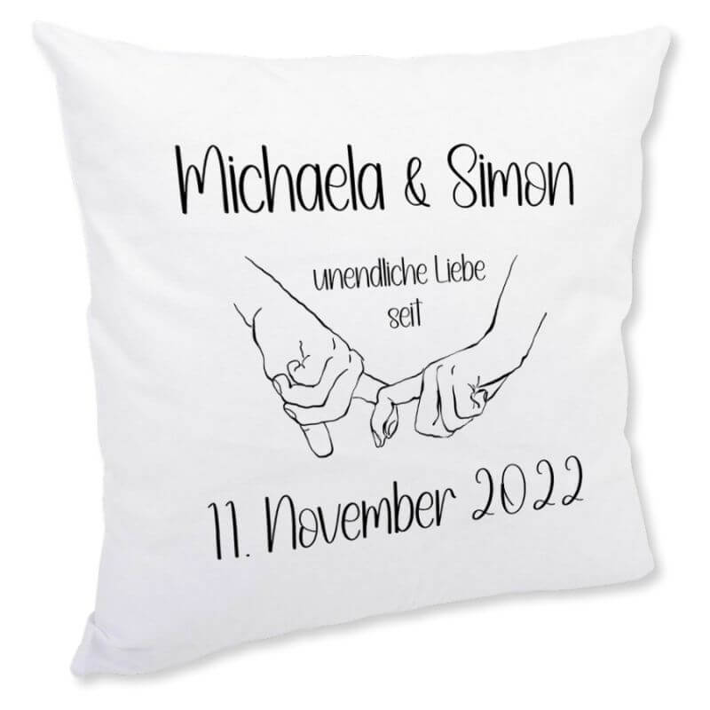 Weißes Kuschelkissen mit Aufdruck „Michaela & Simon – unendliche Liebe seit 11. November 2022“ und gezeichneten Händen, die sich an den kleinen Fingern halten