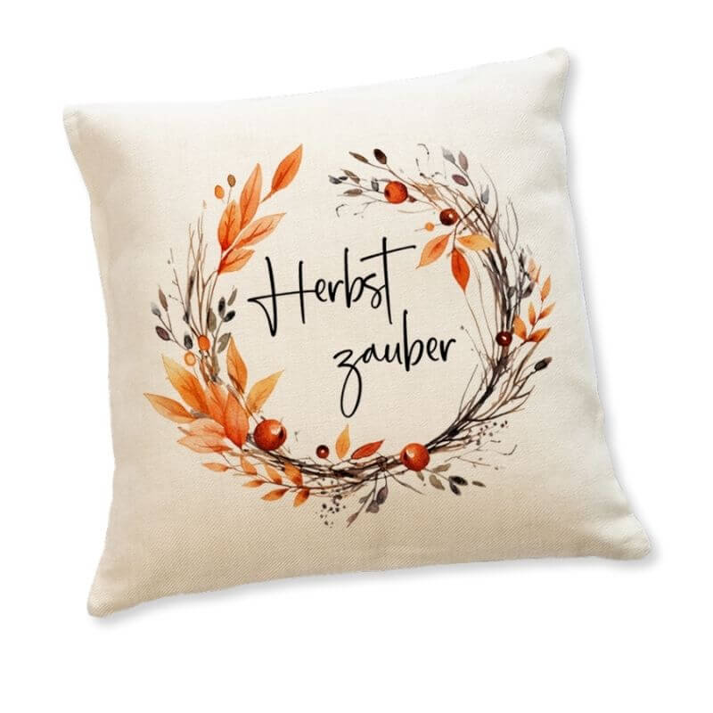 Leinenkissen Herbstzauber mit herbstlichem Kranz aus Blättern und Beeren – naturfarbene Kissenhülle mit Schriftzug Herbstzauber in schwarzer Schrift.