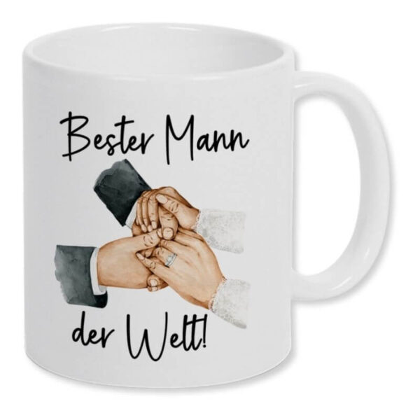 Weiße Keramiktasse mit Aufdruck „Bester Mann der Welt“ und Illustration zweier ineinandergelegter Hände in Hochzeitskleidung im Aquarell-Stil