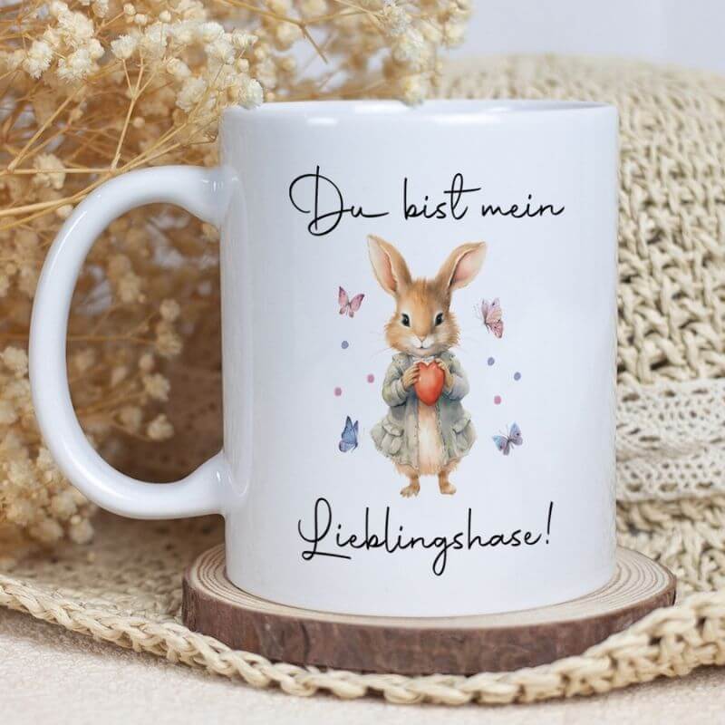 Tasse "Du bist mein Lieblingshase" auf einer Holzscheibe.