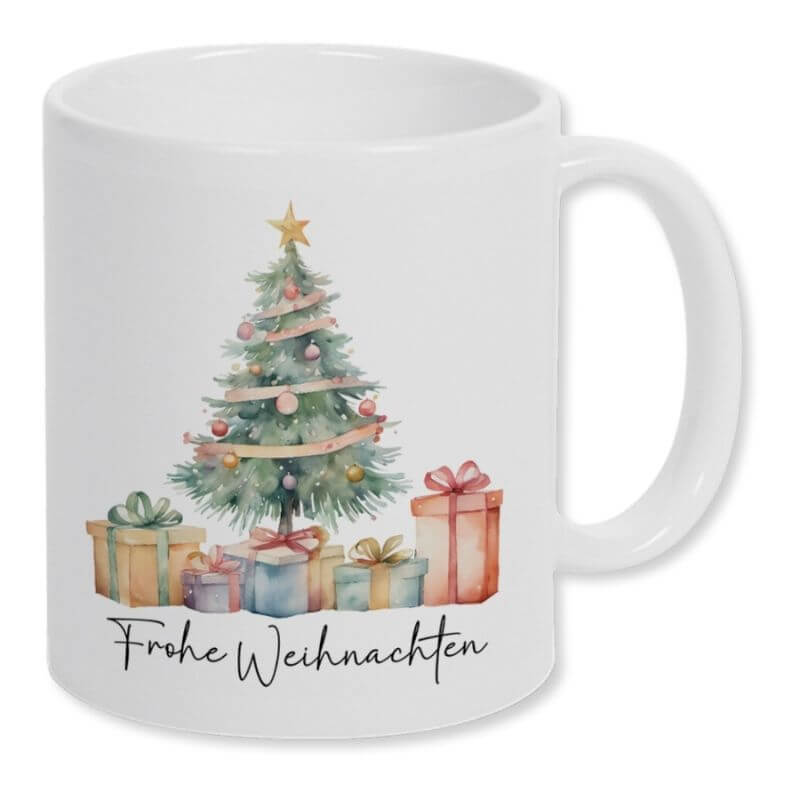 Weiße Keramiktasse mit Aquarellmotiv eines geschmückten Weihnachtsbaums und Geschenken, darunter der Schriftzug "Frohe Weihnachten".
