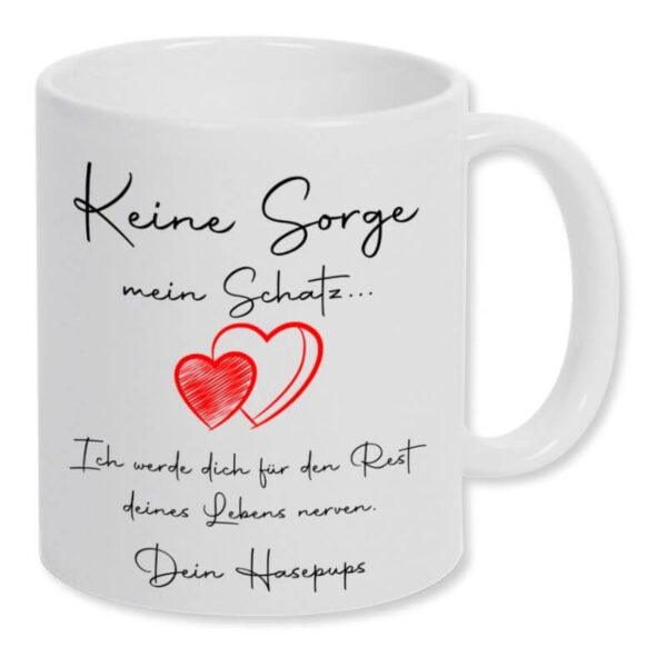 Weiße Keramiktasse mit dem Spruch "Keine Sorge mein Schatz, ich werde dich für den Rest deines Lebens nerven – Dein Hasepups" und zwei roten Herzen.