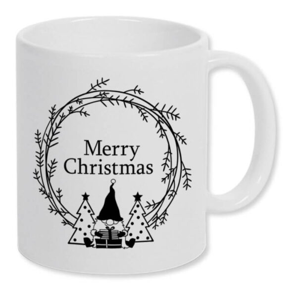 Weiße Keramiktasse mit schwarzem Motiv: Weihnachtsgnome zwischen Tannenbäumen und der Aufschrift "Merry Christmas" in einem Zweigkranz.