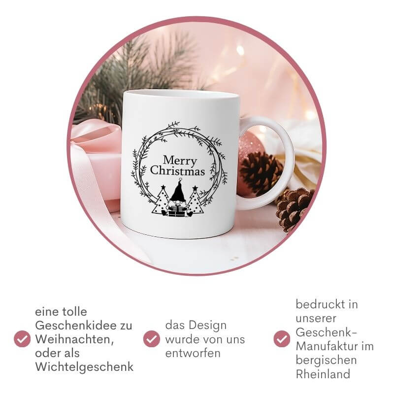 Tasse mit Weihnachtszwerg-Motiv und "Merry Christmas"-Schriftzug, vorgestellt als liebevolle Geschenkidee zu Weihnachten oder als Wichtelgeschenk, gefertigt im bergischen Rheinland.