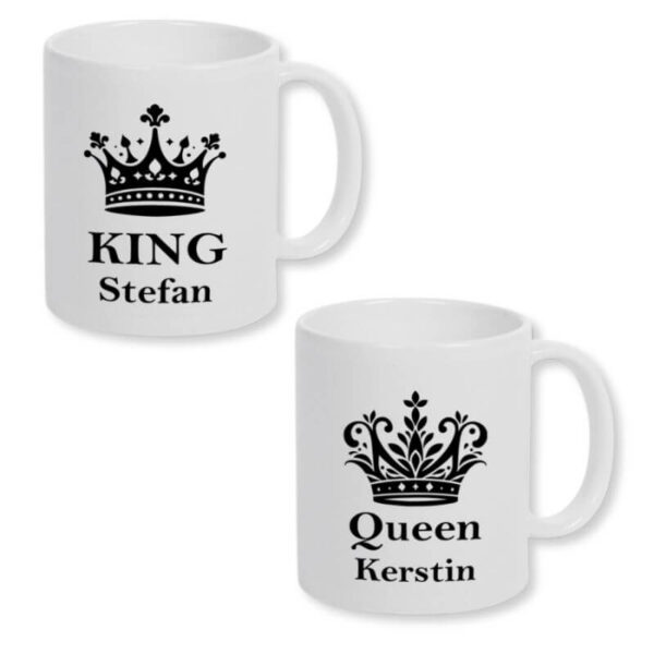 Zwei weiße Tasse mit jeweils einer Krone und auf jeder Tasse der Schriftzug Queen oder King. Unter dem Schriftzug steht für Queen der Name Kerstin und für King der Name Stefan.